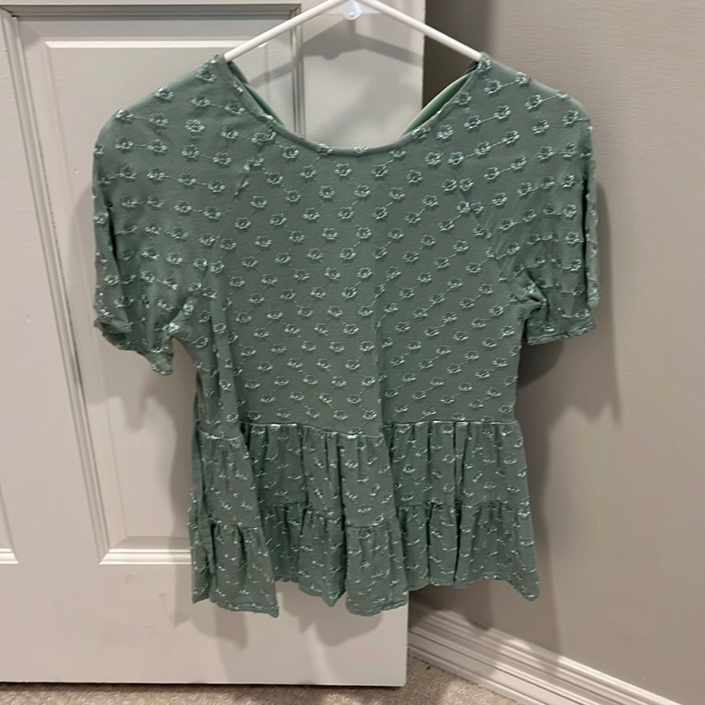 Very cute mint color Altard state top